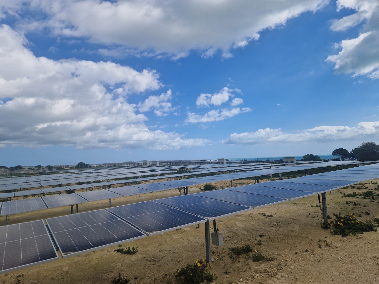 Panoramica dei filari di un impianto fotovoltaico a terra